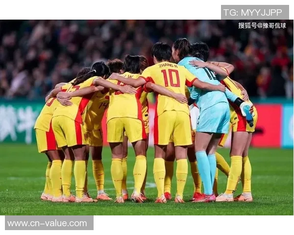 足球星球迷激情合照展现群体凝聚力与无限热爱，见证世界杯激情时刻