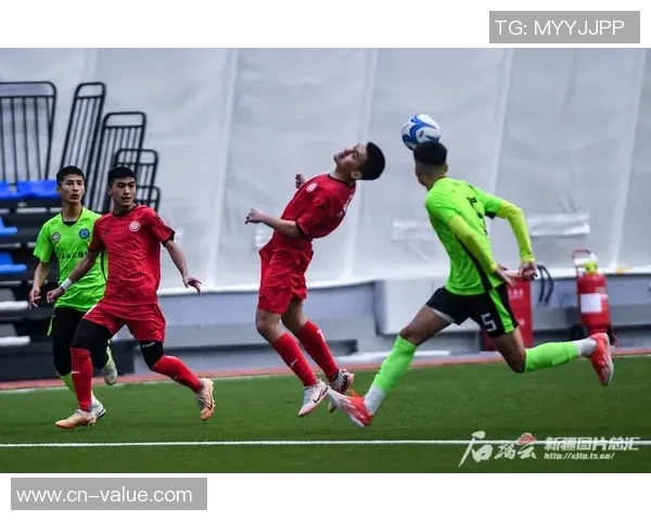 足球球星在绿茵场上展开双臂仿佛拥抱世界释放无限激情 足球球星在绿茵场上展开双臂仿佛拥抱世界释放无限激情