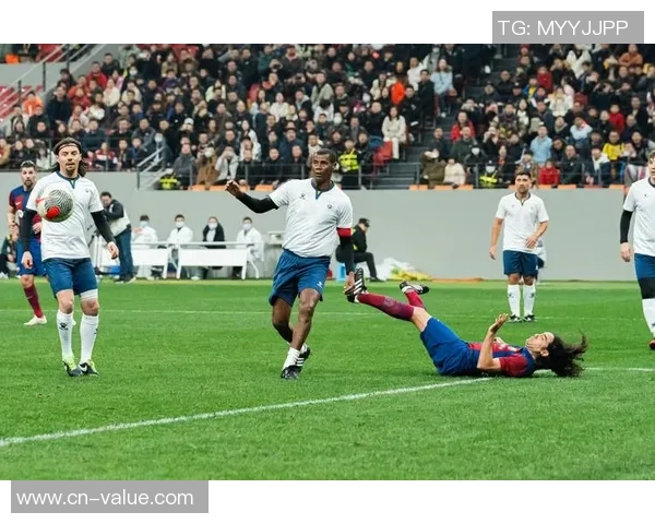 面具球星再掀绿茵风暴展现坚毅精神引领足球新传奇